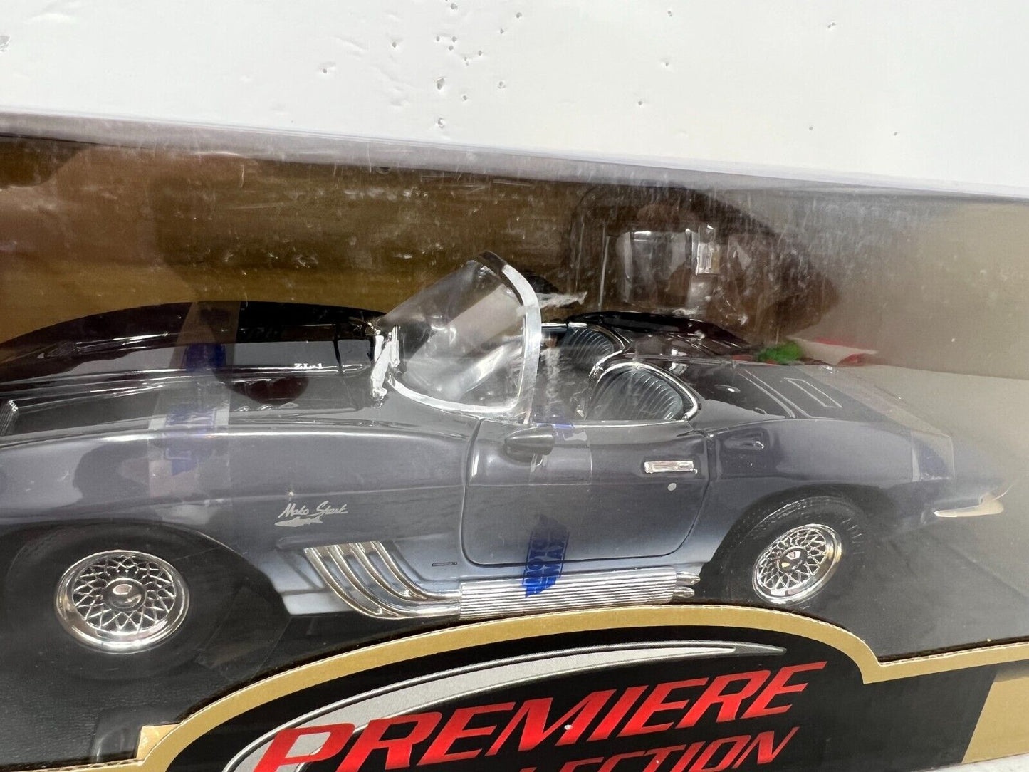 Motormax 1961 Chevy Corvette Mako Shark Premiere Collection 1:18 Diecast