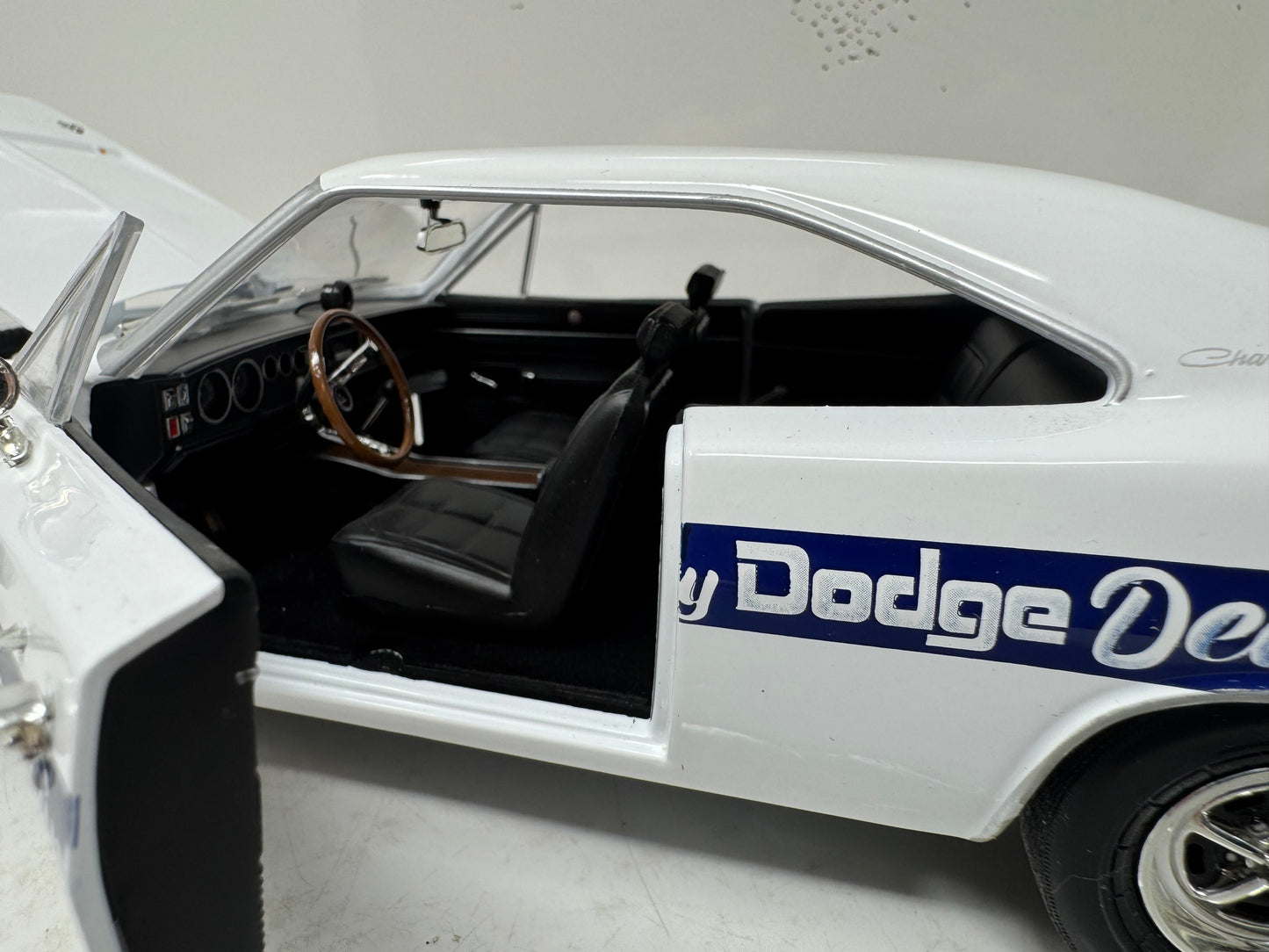 Autoworld American Muscle 1969 Dodge Charger Daytona LA & Orange County Dodge Dealer 1:18 Diecast