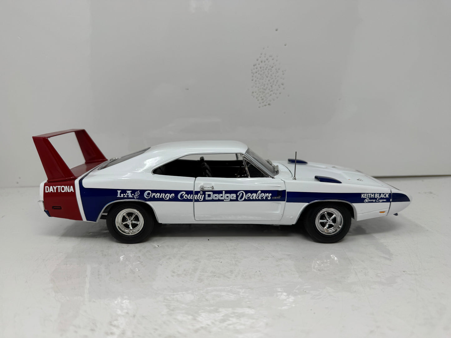 Autoworld American Muscle 1969 Dodge Charger Daytona LA & Orange County Dodge Dealer 1:18 Diecast