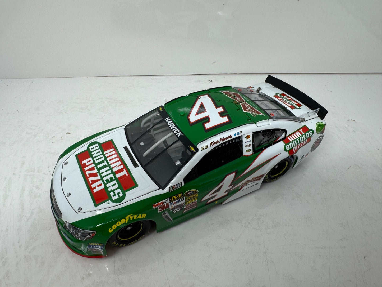 Lionel Racing Nascar #4 Kevin Harvick Hunts Brothers Pizza 2014 Chevy SS 1:24 Diecast