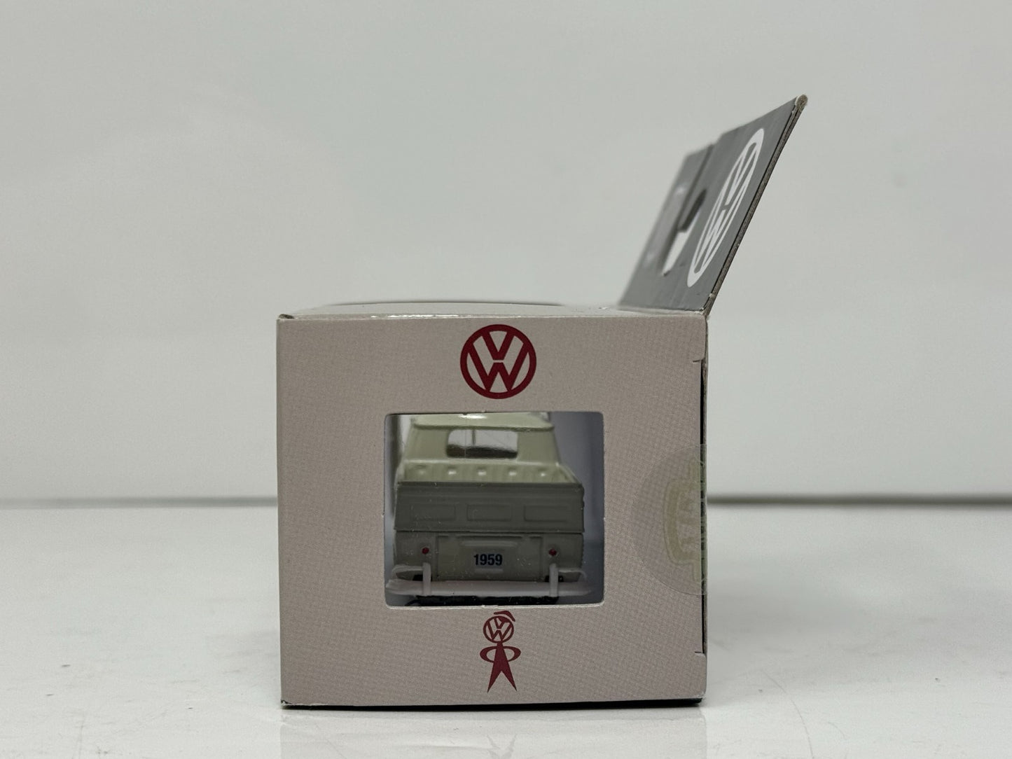 M2 Machines 1959 Volkswagen VW Double Cab Truck USA Model 1:64 Diecast