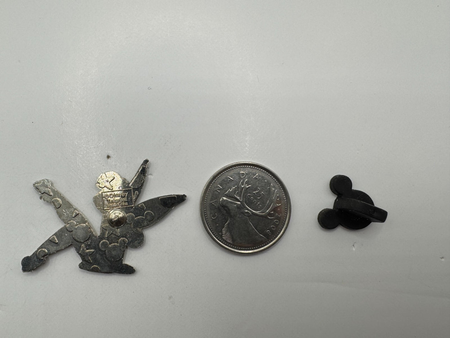 Jerry Leigh Disney Tinker Bell Sitting with Right Leg Raised Trading Pin DC1S13