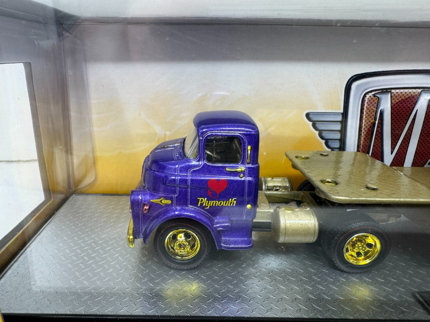M2 Machines Auto Haulers Dodge COE & 1968 Plymouth Barracuda HEMI 1:64 Diecast
