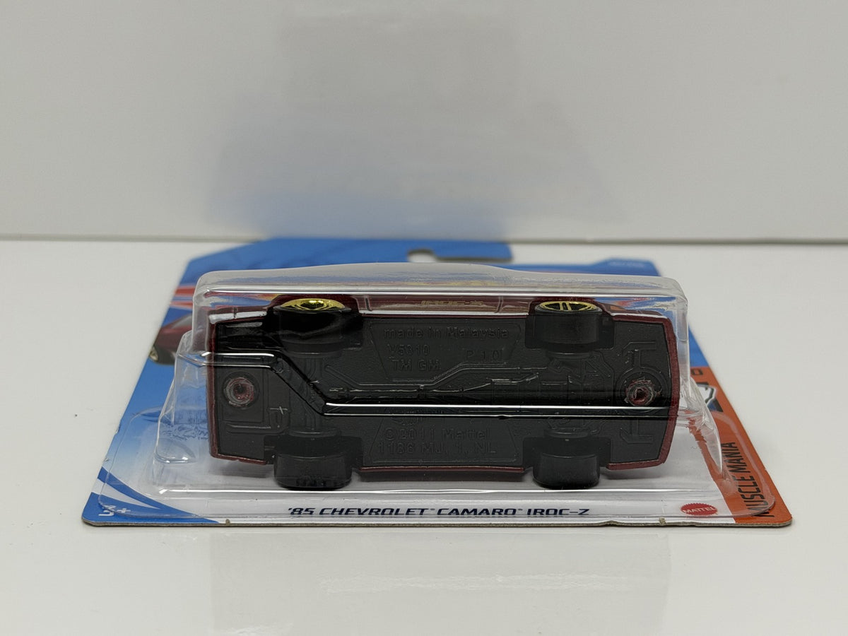 Hot Wheels Muscle Mania 1985 Chevrolet Camaro IROC-Z 1:64 Diecast Red