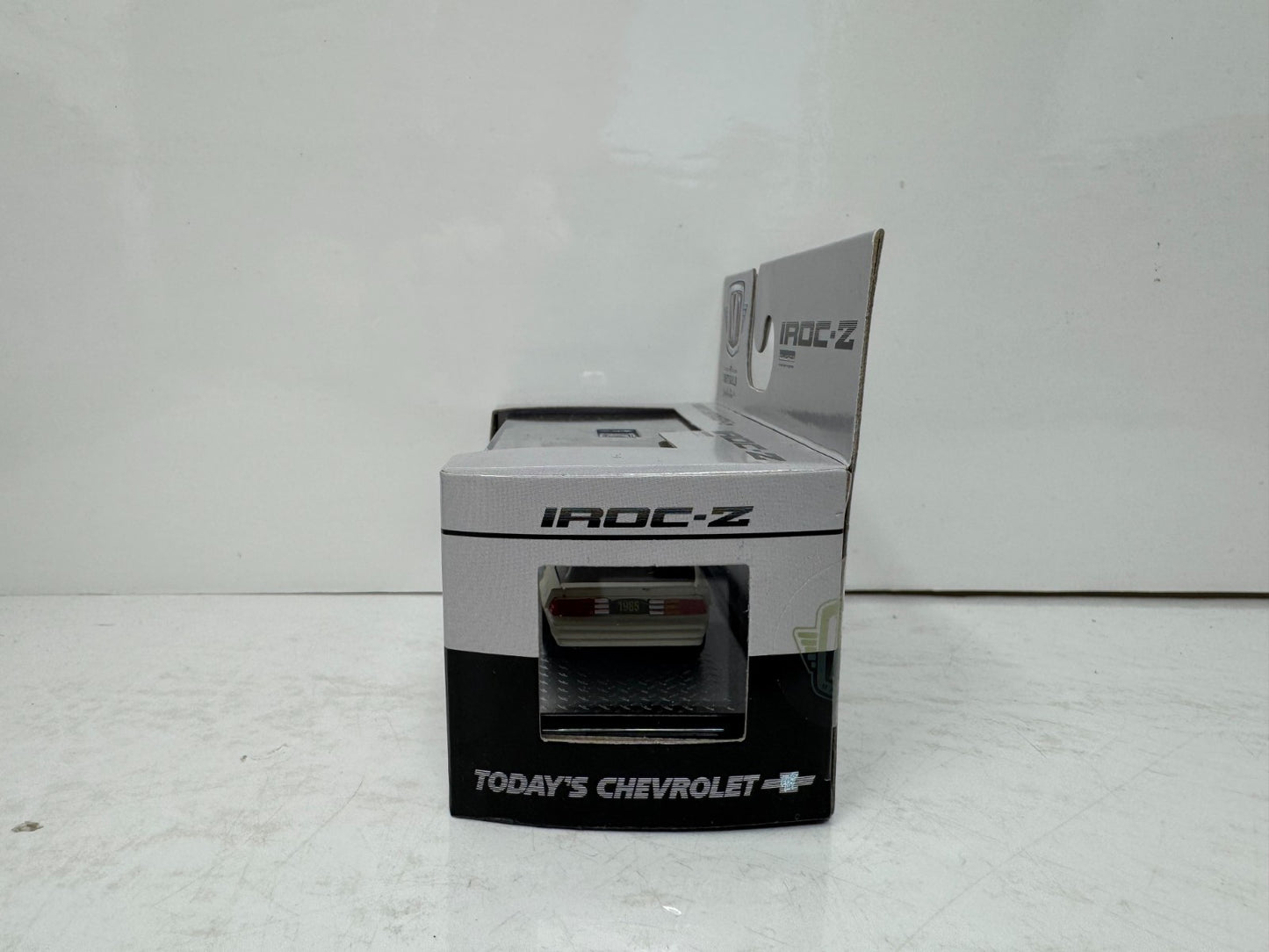 M2 Machines Today's Chevrolet 1985 Chevrolet Camaro IROC-Z 1:64 Diecast