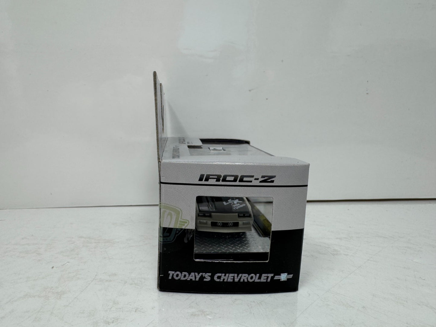 M2 Machines Today's Chevrolet 1985 Chevrolet Camaro IROC-Z 1:64 Diecast