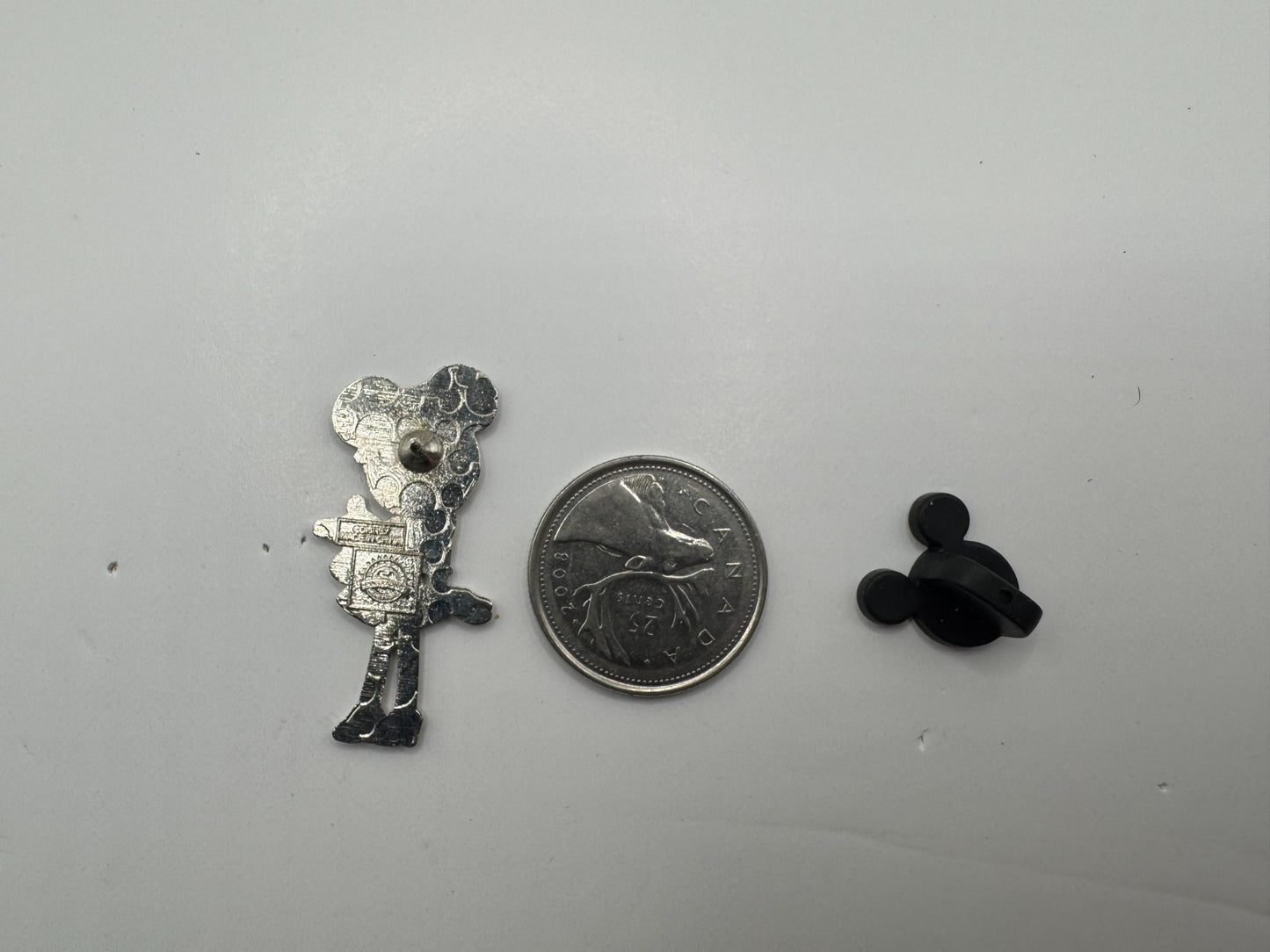 Disney Minnie Mouse Paris Fashion Glamour Wearing a Hat Trading Pin DC2S2