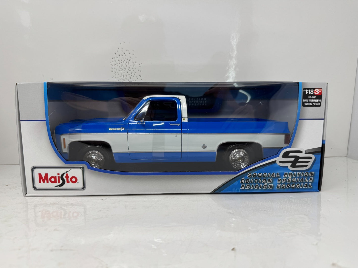Maisto 1974 Chevrolet C10 Cheyenne Super Squarebody Special Edition 1:18 Diecast