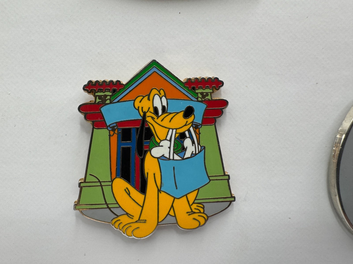 WDW Disney Pluto at World of DS Walt Disney World Attractions Trading Pin DC1S10