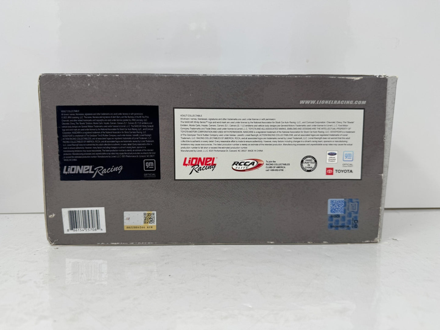 Lionel Racing Nascar #8 Josh Berry 2022 Chevy Camaro 1:24 Diecast Raced Version AUTO