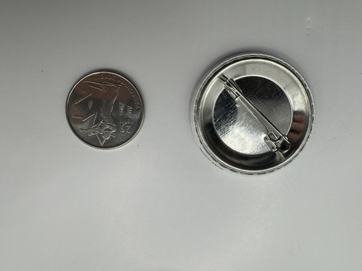 DC The Flash Logo Pin-back Button UDT1