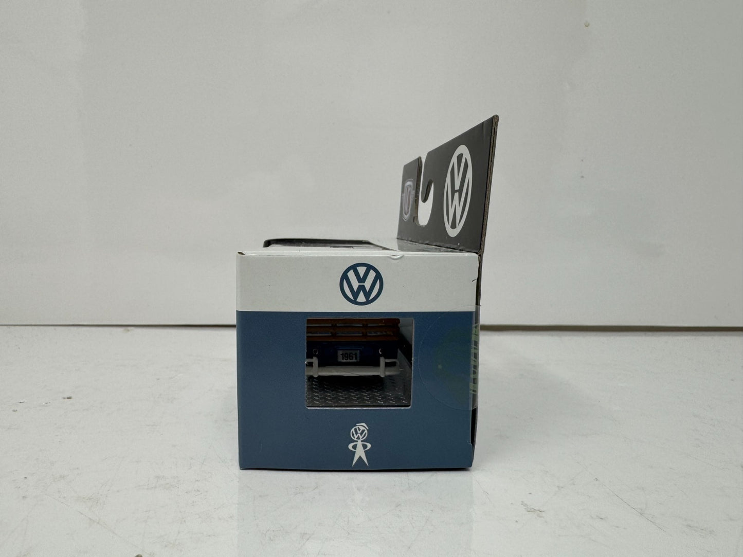 M2 Machines 1961 Volkswagen VW Double Cab Truck USA Model 1:64 Diecast