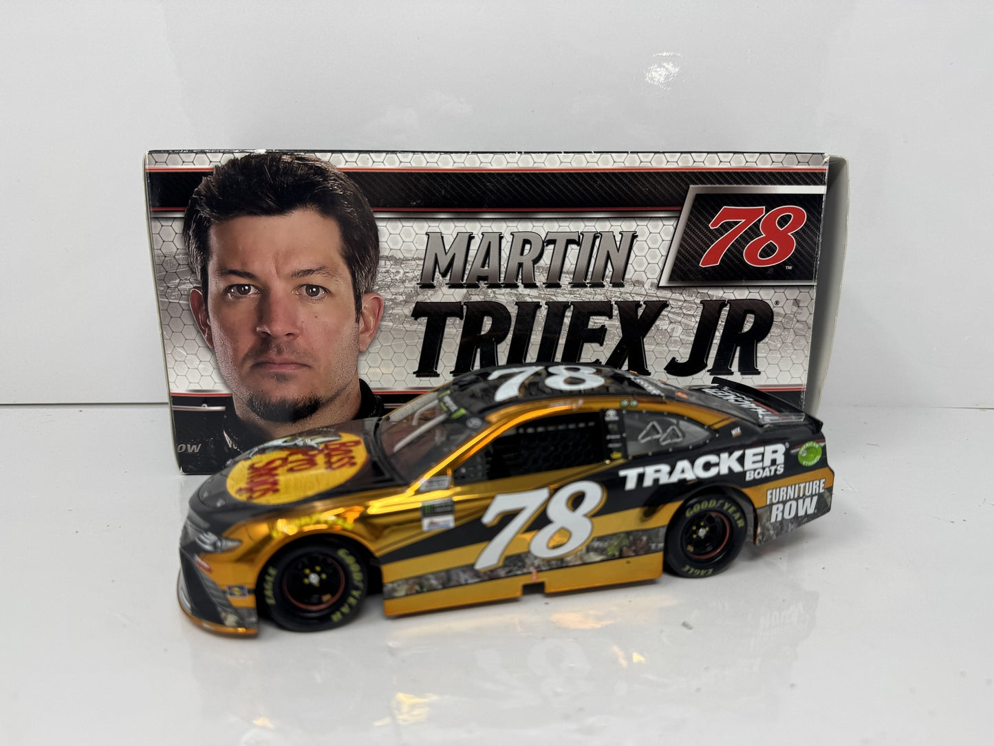 Lionel NASCAR Martin Truex Jr #78 Bass Pro 2017 Toyota Camry Chrome 1:24 Diecast