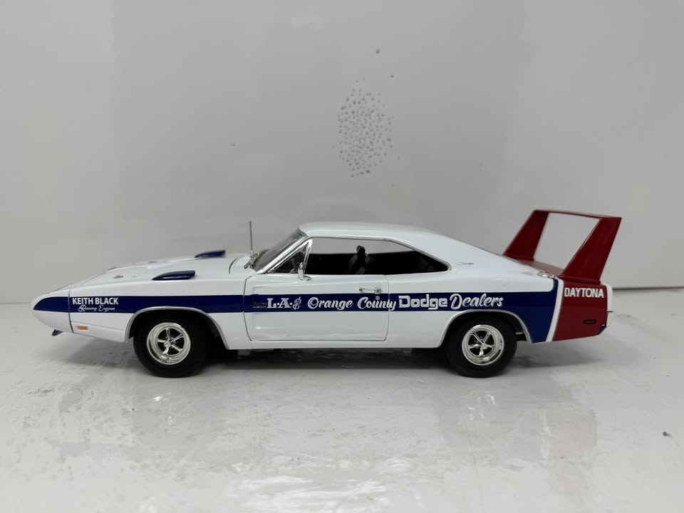 Autoworld American Muscle 1969 Dodge Charger Daytona LA & Orange County Dodge Dealer 1:18 Diecast