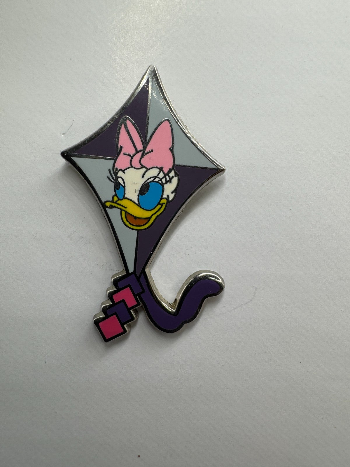 DLR Disney Daisy Duck Kites Cast Lanyard Series Trading Pin DC2S10
