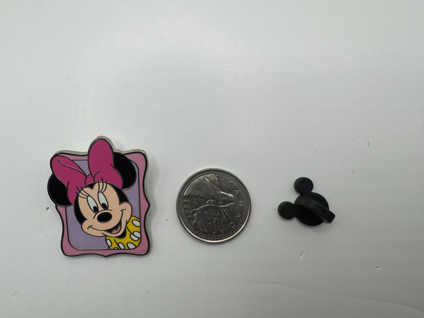 Disney Minnie Mouse Peeking Mickey & Friends Starter Trading Pin DC2S2