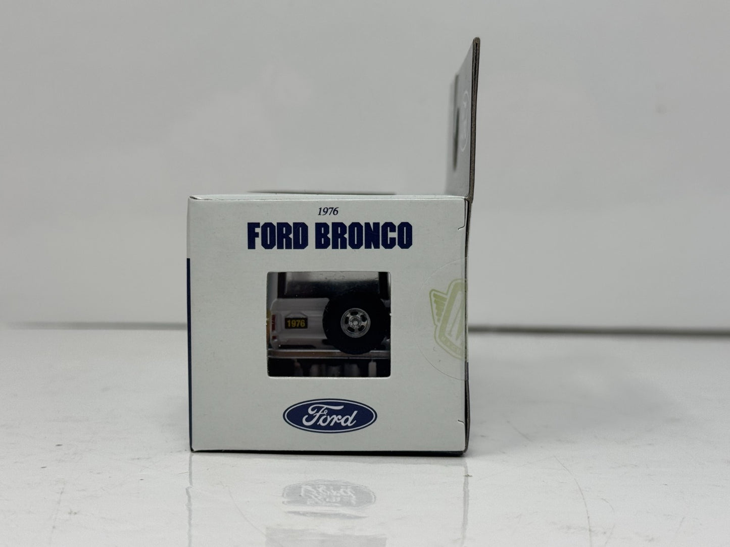 M2 Machines 1976 Ford Bronco 1:64 Diecast