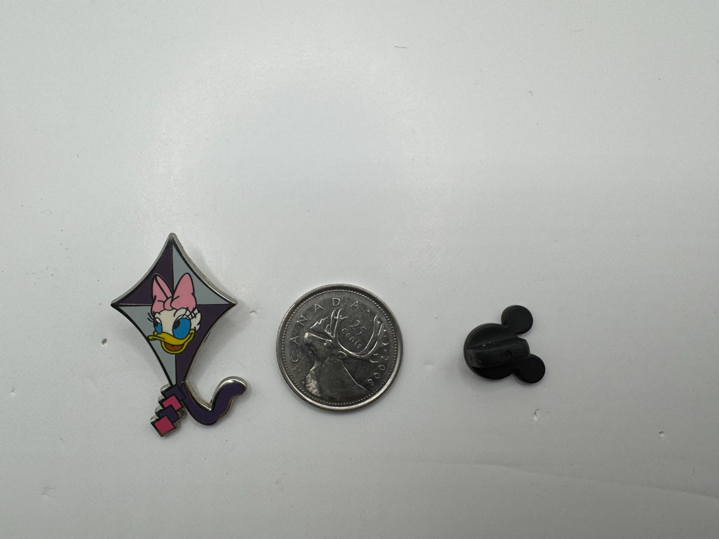 DLR Disney Daisy Duck Kites Cast Lanyard Series Trading Pin DC2S10