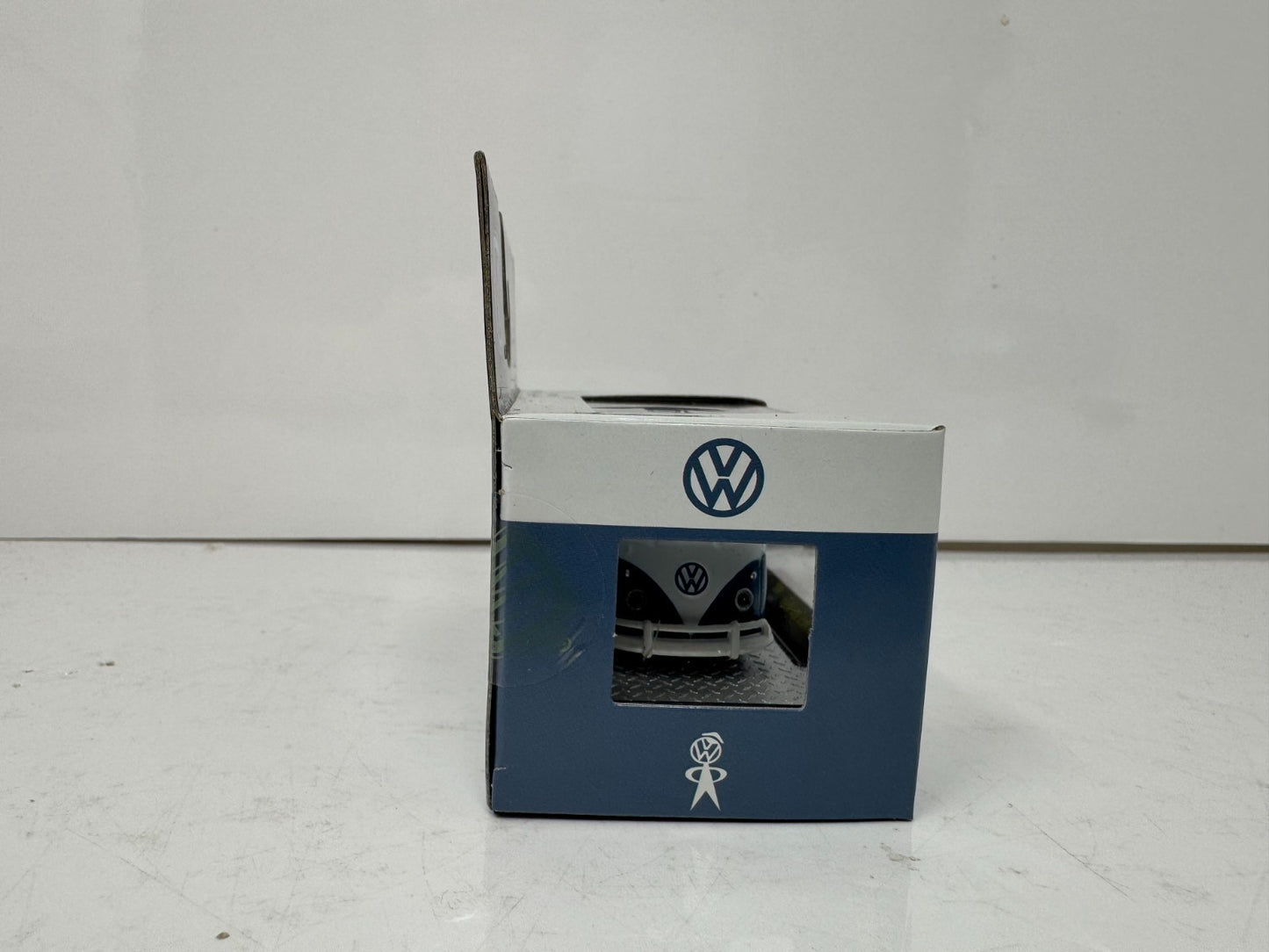 M2 Machines 1961 Volkswagen VW Double Cab Truck USA Model 1:64 Diecast