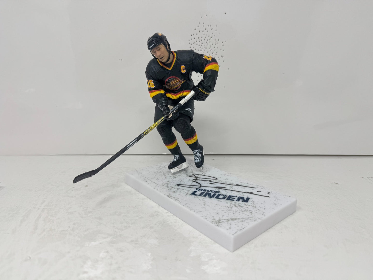 McFarlane NHL Trevor Linden Vancouver Canucks Figure Auto Signed