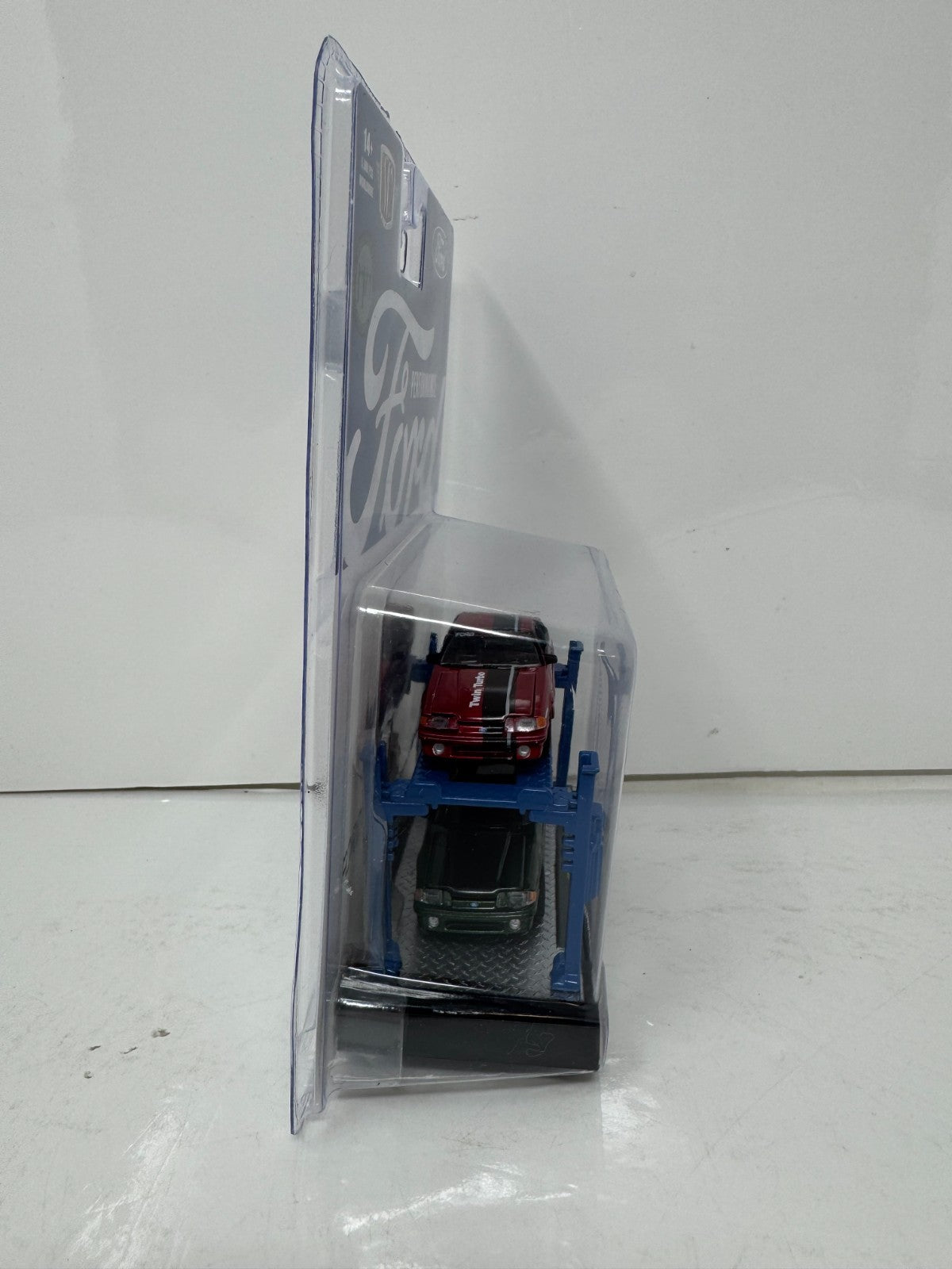 M2 Machines Auto Lift 1987 Ford Mustang GT Custom 1:64 Diecast