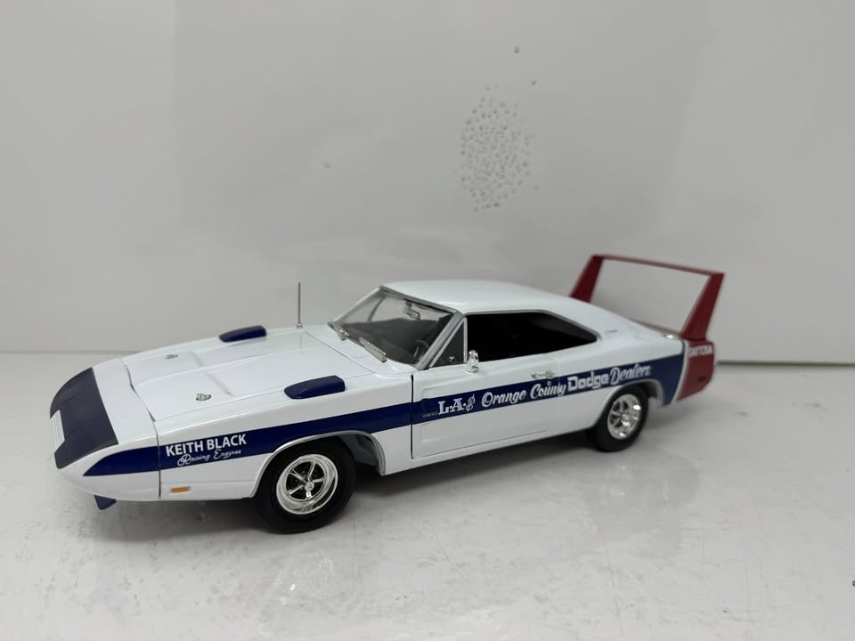 Autoworld American Muscle 1969 Dodge Charger Daytona LA & Orange County Dodge Dealer 1:18 Diecast