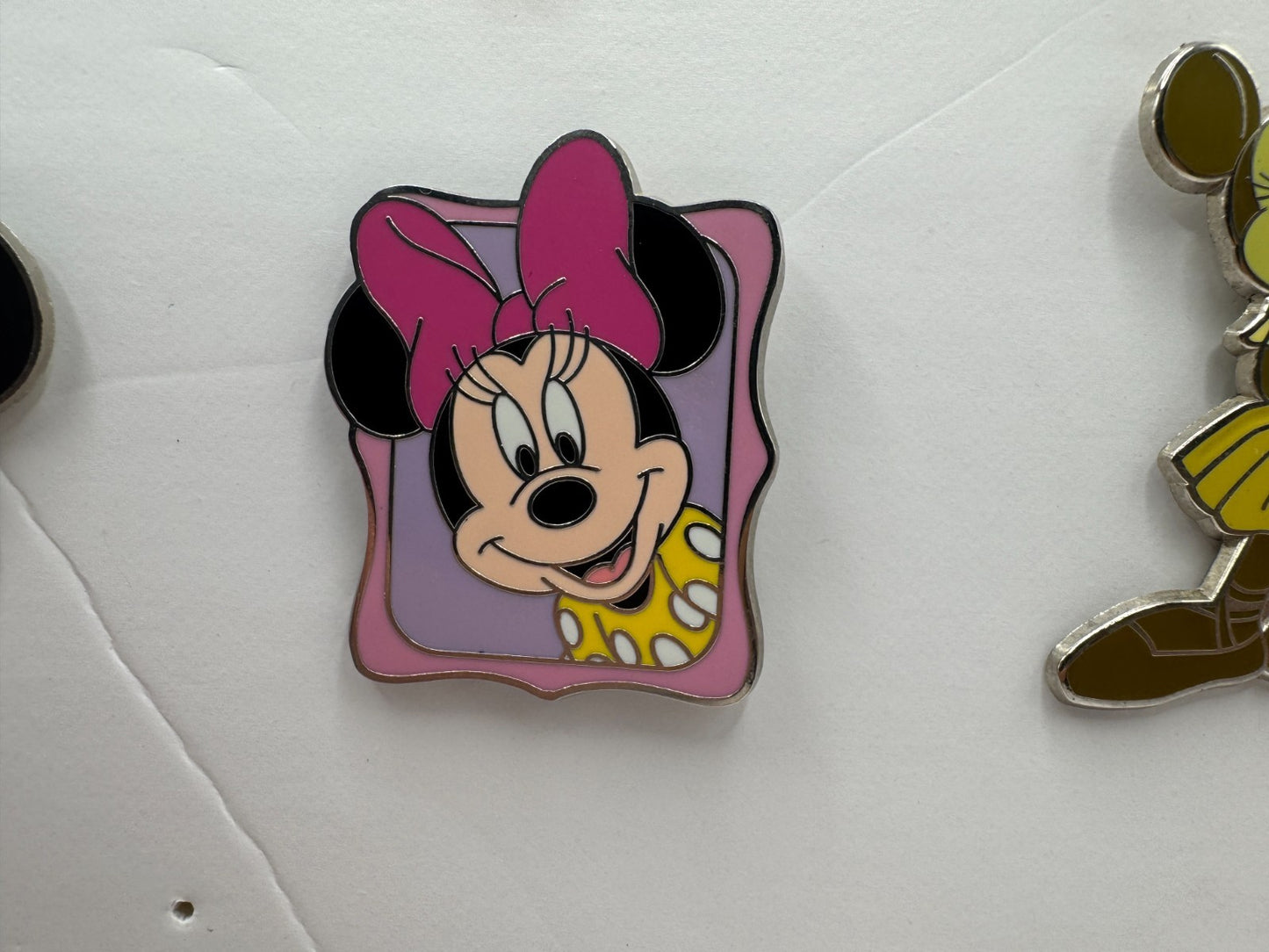 Disney Minnie Mouse Peeking Mickey & Friends Starter Trading Pin DC2S2