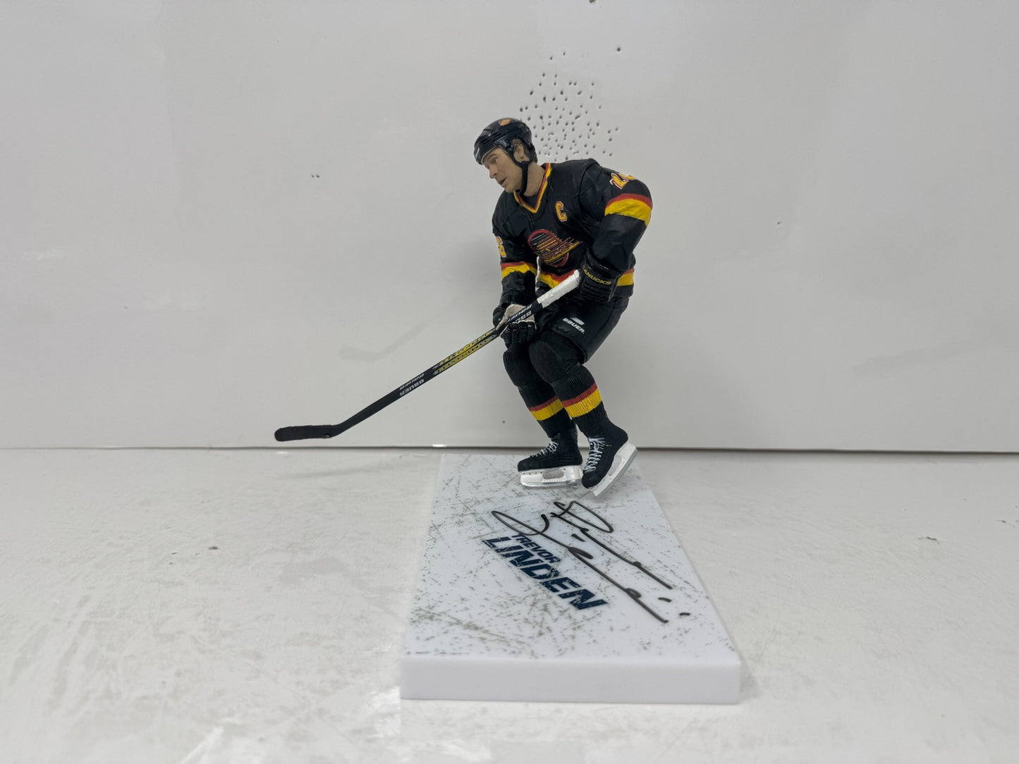 McFarlane NHL Trevor Linden Vancouver Canucks Figure Auto Signed