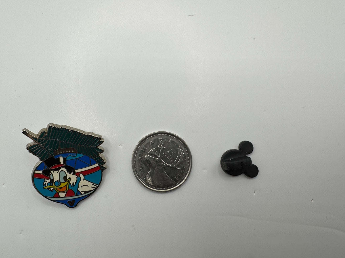 DLR Disney Uncle Scrooge McDuck Christmas Ornament Trading Pin DC2S10