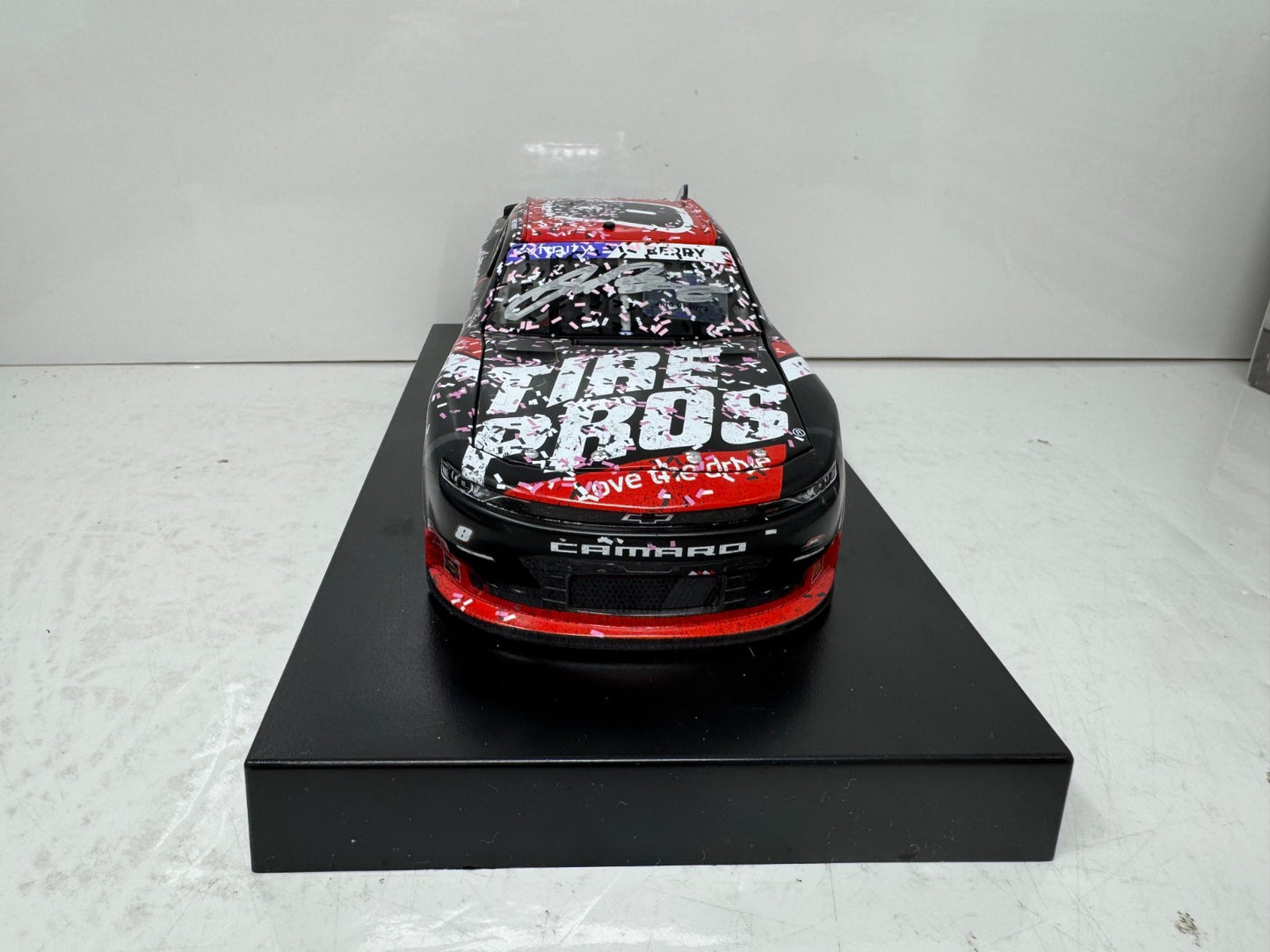 Lionel Racing Nascar #8 Josh Berry 2022 Chevy Camaro 1:24 Diecast Raced Version AUTO