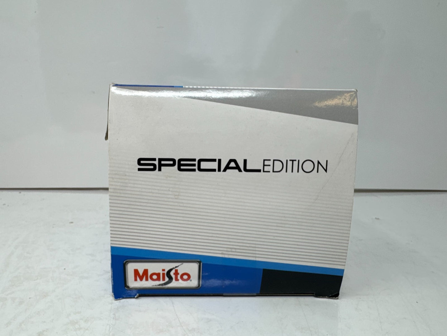 Maisto 2014 Chevrolet Corvette Stingray Special Edition 1:24 Diecast