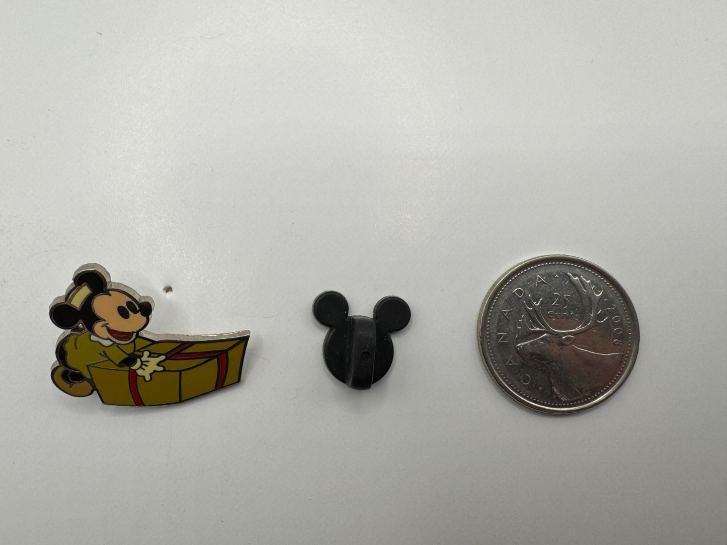 Disney Mickey Mouse Xmas Advent Calendar Orphan with Present Trading Pin DC2S1