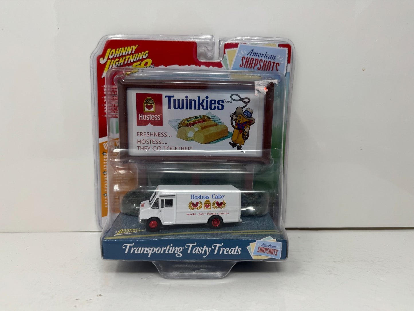 Johnny Lightning Hostess Twinkies GMC Step Van Diorama 1:64 Diecast