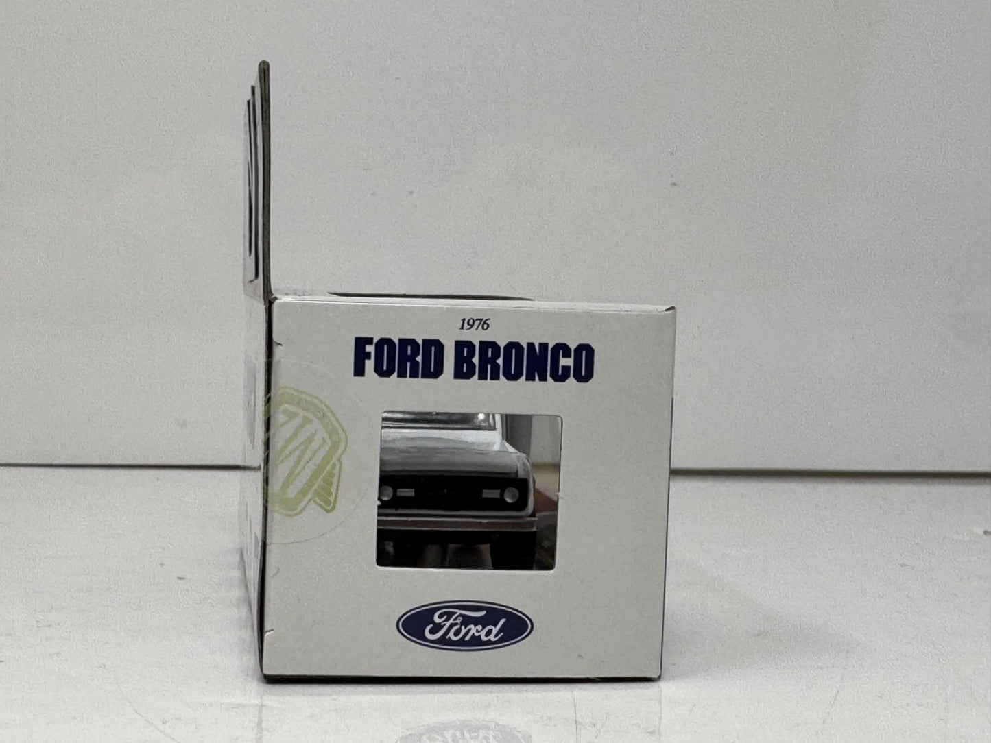 M2 Machines 1976 Ford Bronco 1:64 Diecast