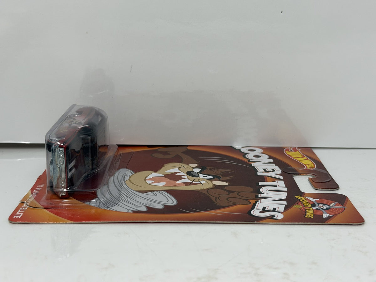 Hot Wheels Looney Tunes 1971 Plymouth Satellite 1:64 Diecast Real Riders