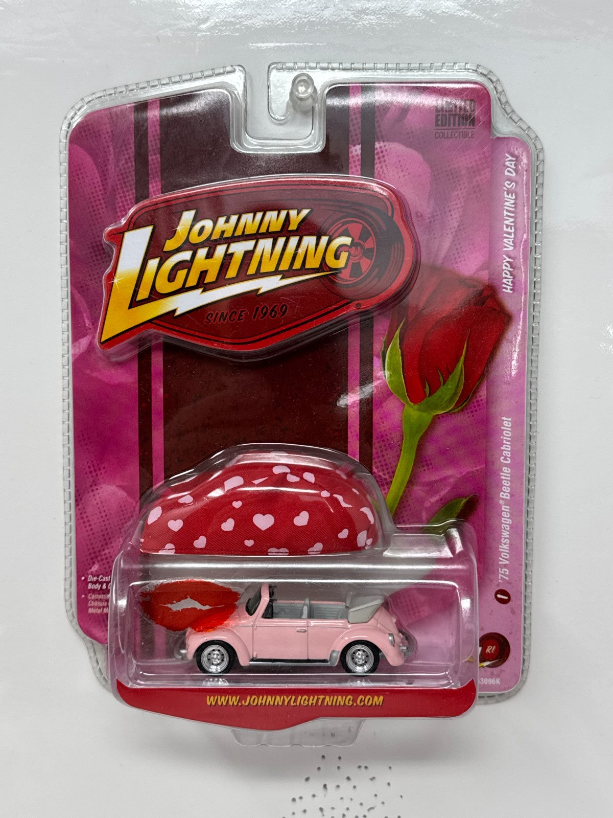 Johnny Lightning Valentine's Day 1975 Volkswagen Beetle Cabriolet 1:64 Diecast