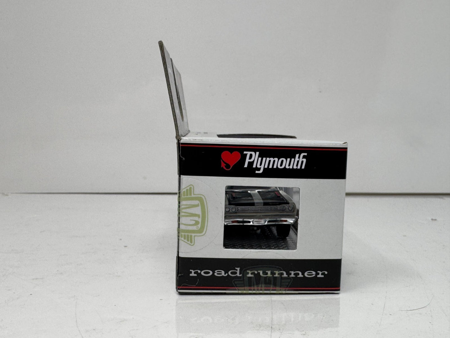 M2 Machines 1969 Plymouth Road Runner HEMI 1:64 Diecast