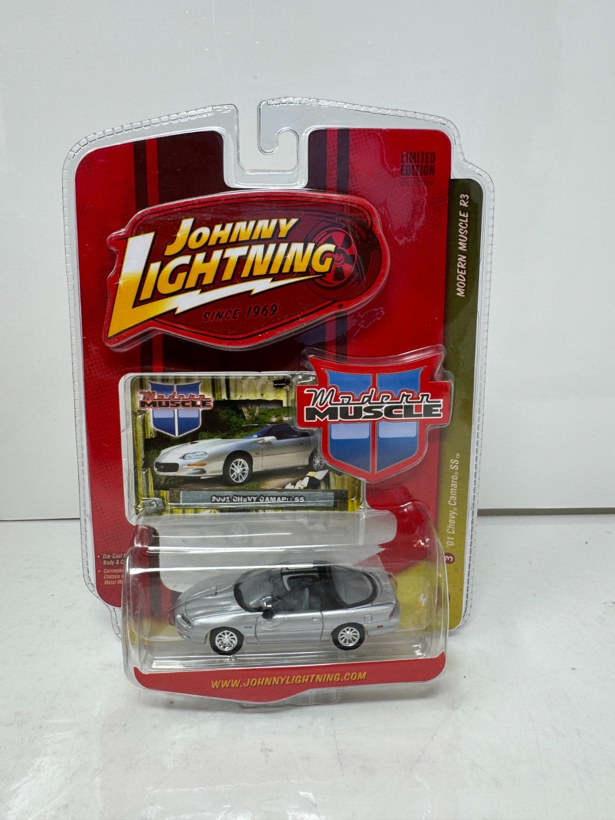 Johnny Lightning Modern Muscle 2001 Chevy Camaro SS 1:64 Diecast