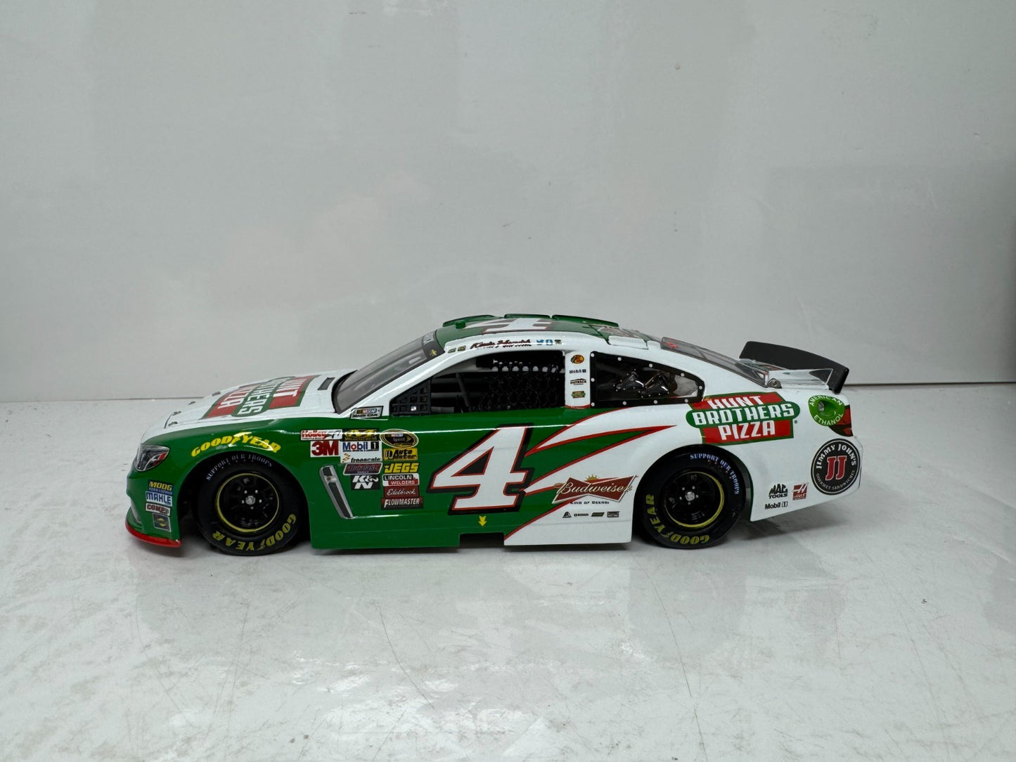 Lionel Racing Nascar #4 Kevin Harvick Hunts Brothers Pizza 2014 Chevy SS 1:24 Diecast