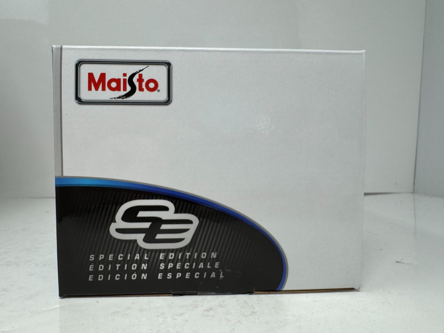 Maisto 1974 Chevrolet C10 Cheyenne Super Squarebody Special Edition 1:18 Diecast
