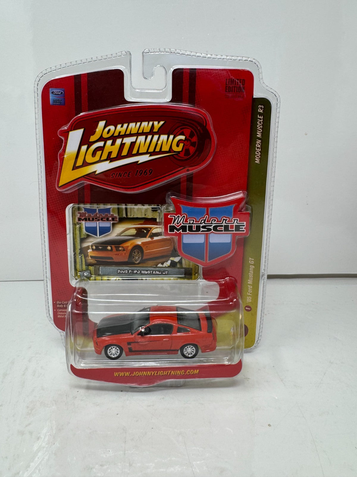 Johnny Lightning Modern Muscle 2005 Ford Mustang GT 1:64 Diecast