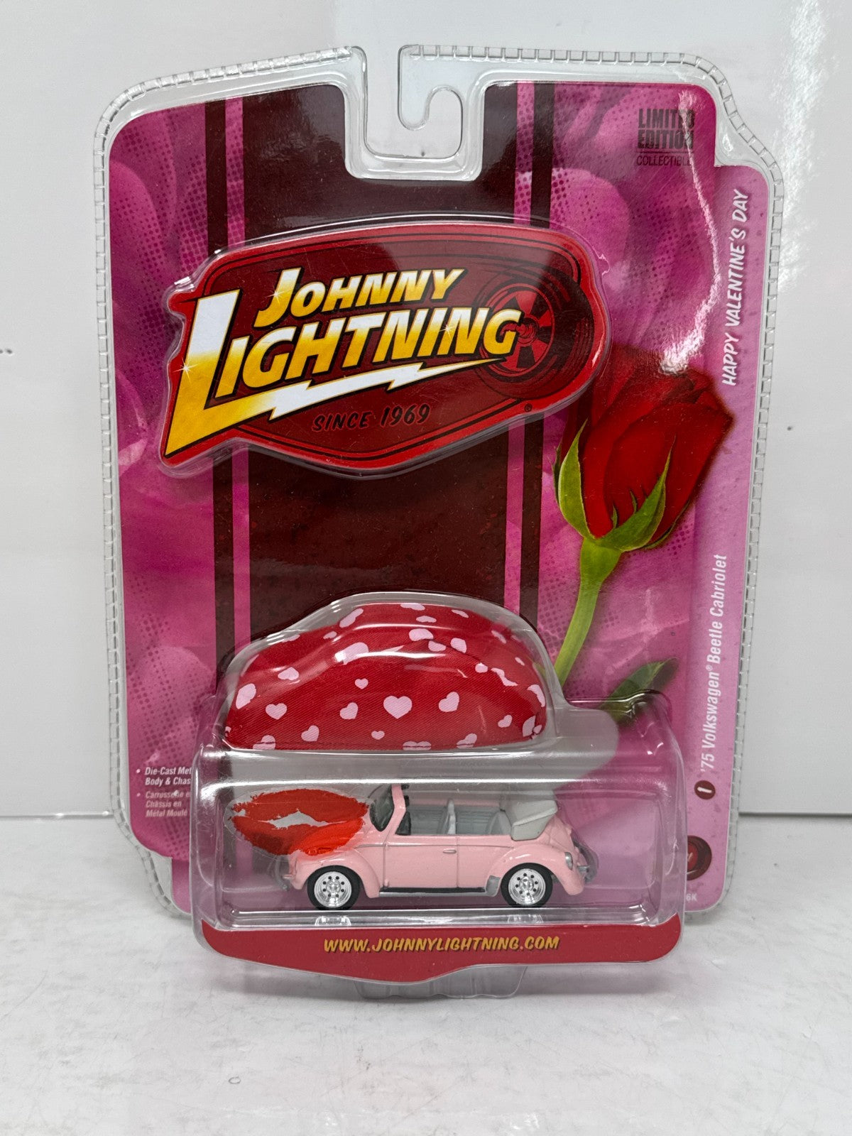 Johnny Lightning Valentine's Day 1975 Volkswagen Beetle Cabriolet 1:64 Diecast