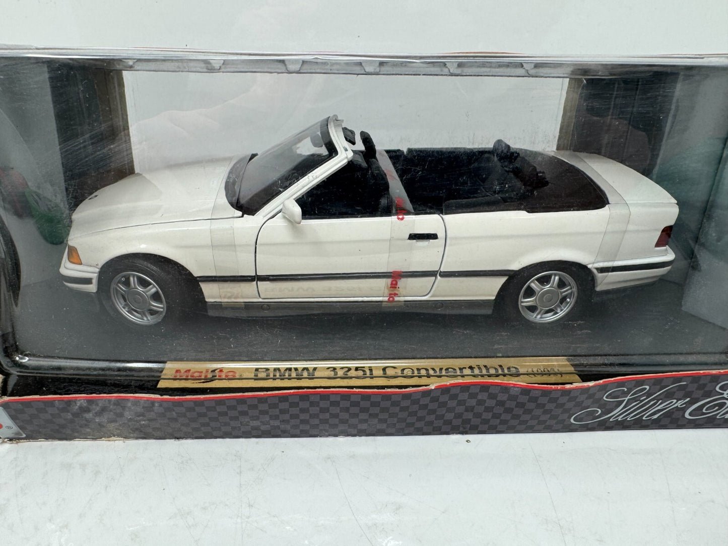 Maisto 1993 BMW 325i Convertible Silver Series 1:18 Diecast