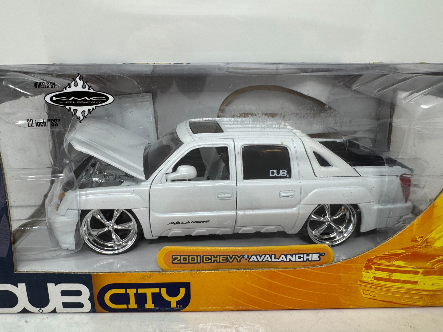 Jada Dub City 2001 Chevy Avalanche 1:24 Diecast KMC Wheels 22 Inch SS Rims