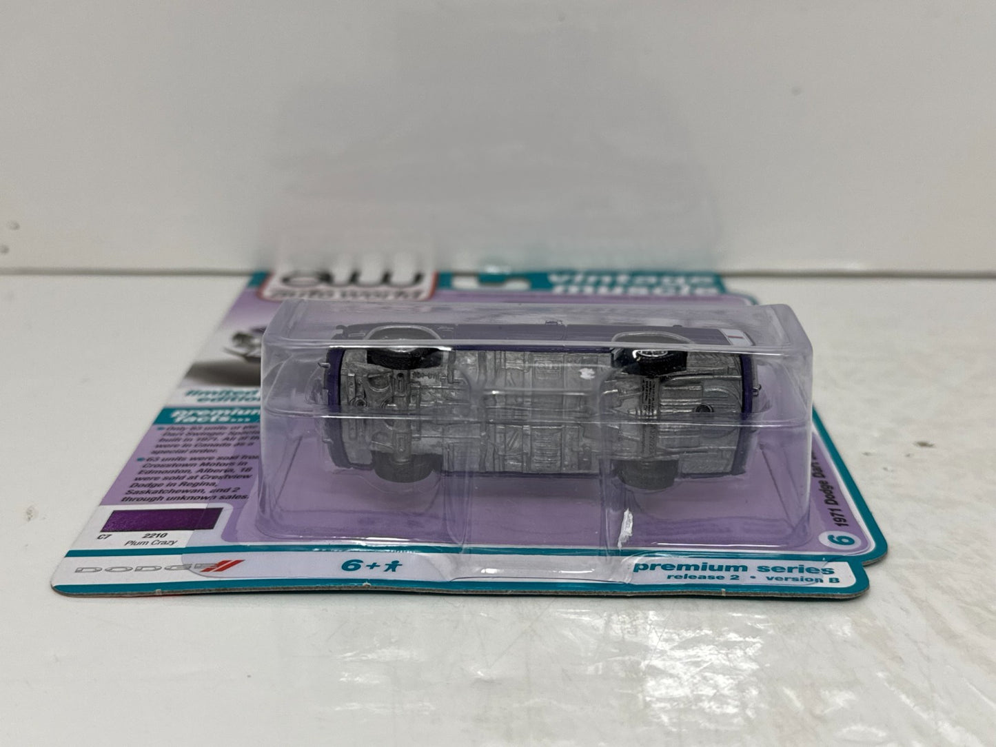 Auto World Vintage Muscle 1971 Dodge Dart Swinger 340 Plum Crazy 1:64 Diecast