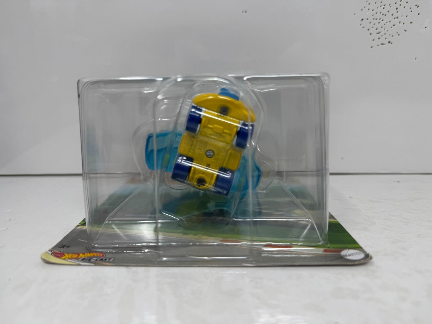 Hot Wheels Mario Kart Lakitu Standard Kart + Parafoil Glider 1:64 Diecast