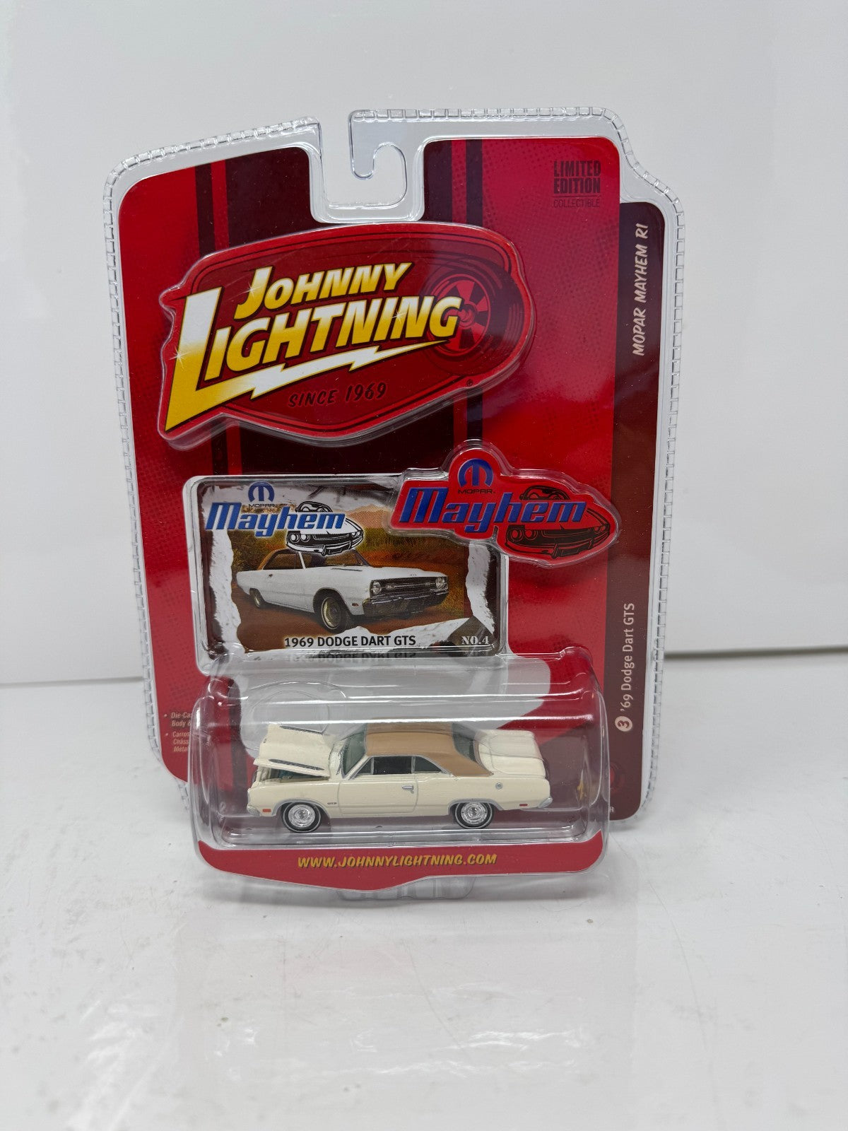 Johnny Lightning Mopar Mayhem 1969 Dodge Dart GTS 1:64 Diecast