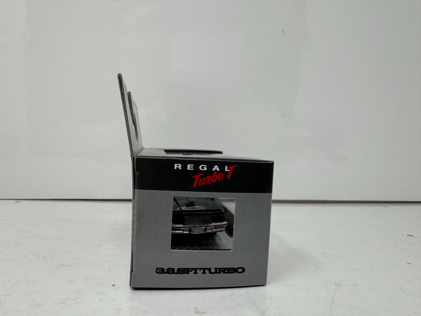 M2 Machines Regal Turbo T Buick 1987 Buick Regal T Type 1:64 Diecast