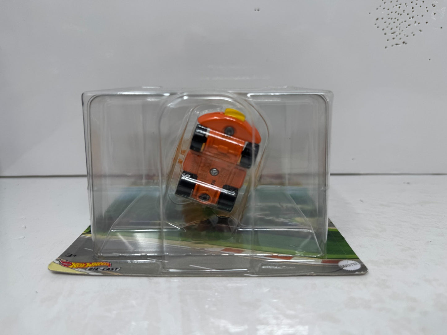 Hot Wheels Mario Kart Princess Daisy Standard Kart + Flower Glider 1:64 Diecast