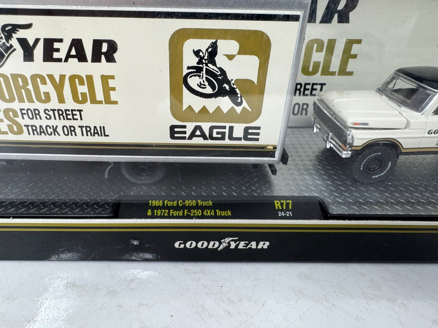 M2 Machines Auto Haulers 1972 Ford F-250 4x4 & 1966 Ford C-950 1:64 Diecast